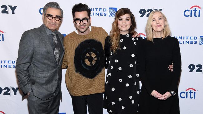 Para pemeran Schitt's Creek reuni dalam Emmy Awards 2021 pada Minggu (19/9) waktu AS usai cetak sejarah dalam Emmy Awards 2020.