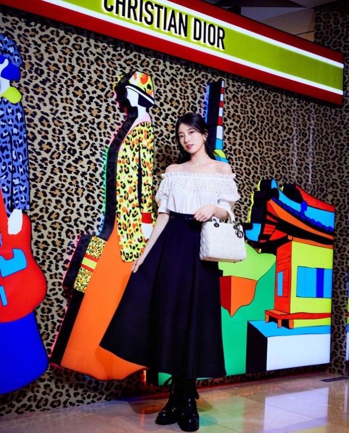 Selain dengan rok pensil, Beauties juga dapat memadupadankan atasan off-shoulder dengan Mid-Length Skirt seperti yang dikenakan Suzy saat menghadiri Pop-Up Store Dior, nih./ Foto: Instagram.com/skuukzky