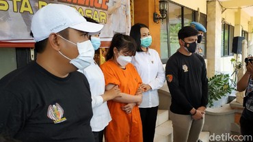 img-title Selebgram RR yang Live Bugil hingga Masturbasi di Medsos Jadi Tersangka