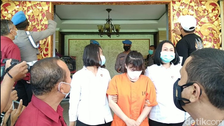Selebgram RR alias si Kuda Poni ditangkap usai live bugil hingga masturbasi di medsos. Selebgram RR alias si Kuda Poni ditangkap usai live bugil hingga masturbasi di medsos.