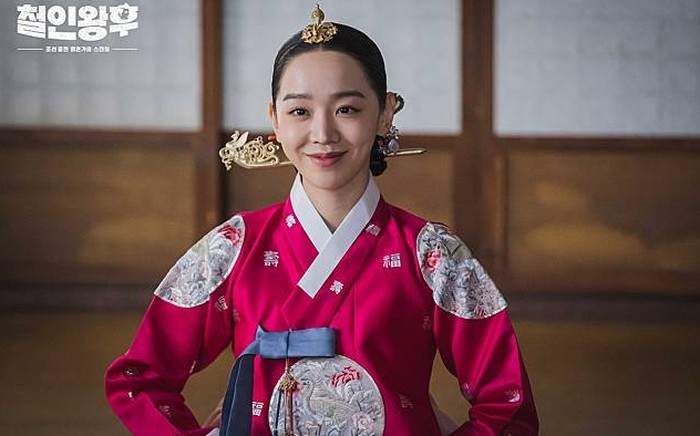Nah, aktris satu ini pastinya sudah terkenal banget sekaligus drama yang dibintanginya, yaitu Shin Hye Sun, sebagai ratu Kim So Young dalam drama Mr. Queen (2020)!/Foto: tvN Drama