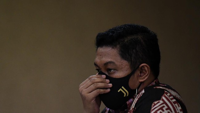 Eks Penyidik AKP Stepanus Robin Pattuju mengaku sudah memberikan bukti-bukti, namun Lili Pintauli Siregar hanya diberikan sanksi pemotongan gaji.