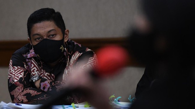 JPU sebelumnya menuntut Robin agar dipenjara dan 12 tahun penjara dan denda Rp500 juta subsidair enam bulan kurungan.