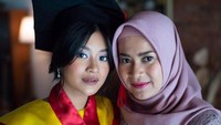 7 Potret Wisuda Anak Ikke Nurjanah-Aldi Bragi yang Jadi Lulusan Terbaik FH UI