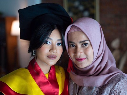 7 Potret Wisuda Anak Ikke Nurjanah-Aldi Bragi yang Jadi Lulusan Terbaik FH UI