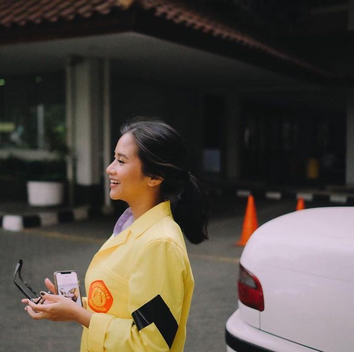 <p>Di kehidupan sehari-harinya, Siti Adira Kania juga aktif di berbagai kegiatan kemahasiswaan lho. Enggak heran kalau ia dinobatkan sebagai lulusan terbaik. Selamat ya, Adira! (Foto: Instagram @adirakania)</p>