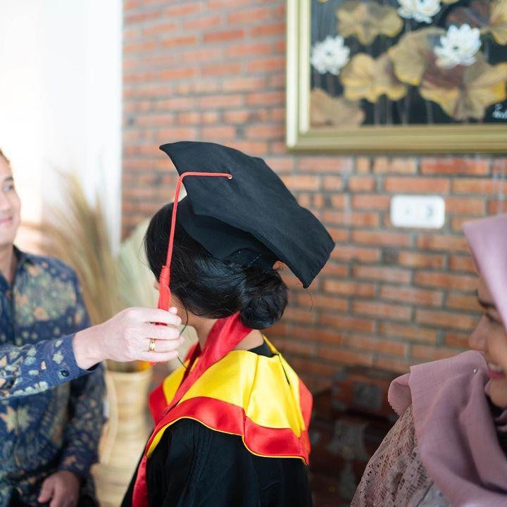 <p>Ini adalah momen ketika Aldi Bragi memindahkan tali toga Siti Adira Kania. Menyentuh sekali ya, Bunda? (Foto: Instagram @adirakania)</p>