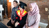 <p>Ikke Nurjanah dn Aldi Bragi menghadiri acara wisuda sang putri yang digelar secar online. Meski wisuda di rumah, kebahagiaan tak lepas dari wajah mereka. (Foto: Instagram @adirakania)</p>