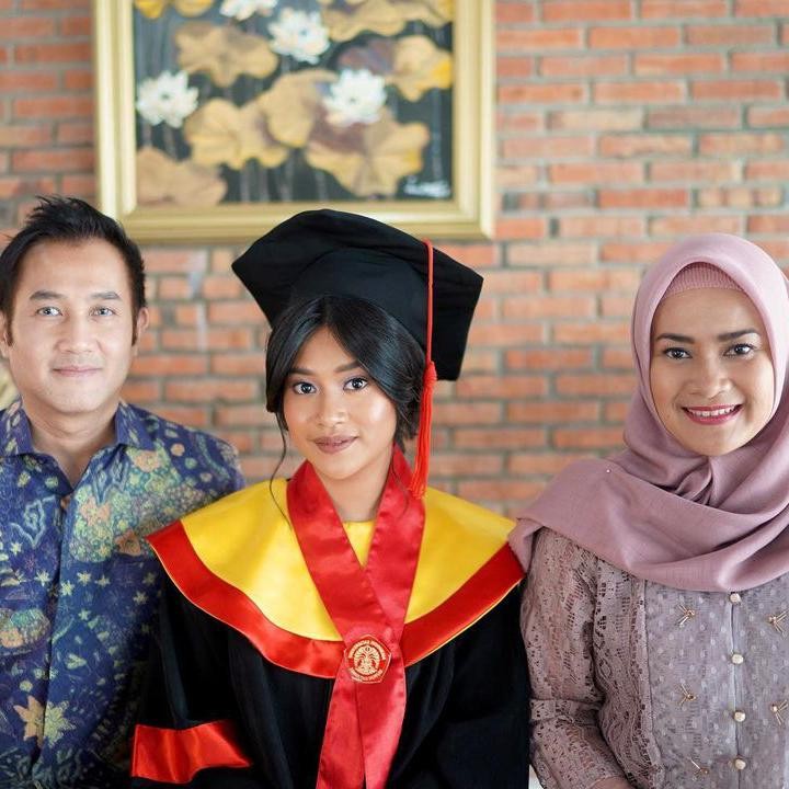 <p>Ikke Nurjanah dn Aldi Bragi tengah berbahagia. Putri mereka, Siti Adira Kania baru saja menamatkan pendidikan sarjana. Ia lulus dengan predikat membanggakan, Bunda. (Foto: Instagram @adirakania)</p>