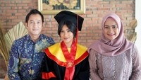 <p>Ikke Nurjanah dn Aldi Bragi tengah berbahagia. Putri mereka, Siti Adira Kania baru saja menamatkan pendidikan sarjana. Ia lulus dengan predikat membanggakan, Bunda. (Foto: Instagram @adirakania)</p>