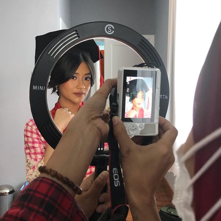 <p>Ikke Nurjanah juga sempat mengabadikan momen ketika putri sulungnya dirias. Siti Adira Kania tampil cantik di hari bahagianya itu. (Foto: Instagram @ikkenurjanah0518)</p>