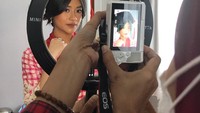 <p>Ikke Nurjanah juga sempat mengabadikan momen ketika putri sulungnya dirias. Siti Adira Kania tampil cantik di hari bahagianya itu. (Foto: Instagram @ikkenurjanah0518)</p>