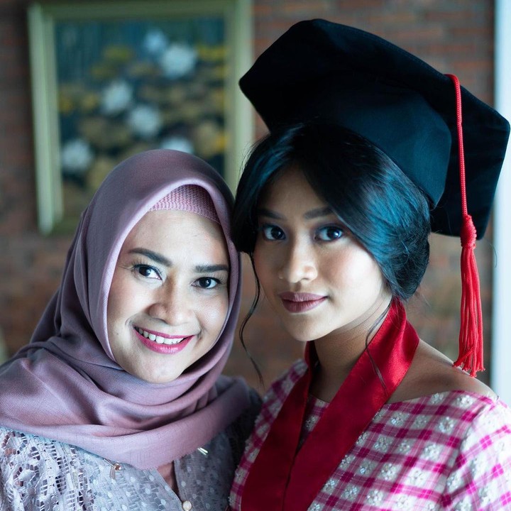 <p>Siti Adira Kania tak lupa mengabadikan momen foto bersama sang Bunda. Putri sulung Ikke Nurjanah ini telah tumbuh menjadi wanita dewasa yang anggun. (Foto: Instagram @ikkenurjanah0518)</p>