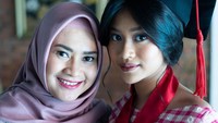 <p>Siti Adira Kania tak lupa mengabadikan momen foto bersama sang Bunda. Putri sulung Ikke Nurjanah ini telah tumbuh menjadi wanita dewasa yang anggun. (Foto: Instagram @ikkenurjanah0518)</p>