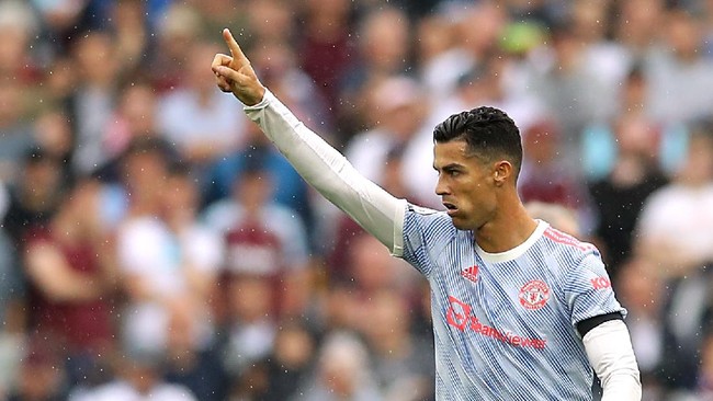 Cristiano Ronaldo tampak tegang saat melihat David De Gea menghadapi penalti Mark Noble dalam laga West Ham vs Man Utd.