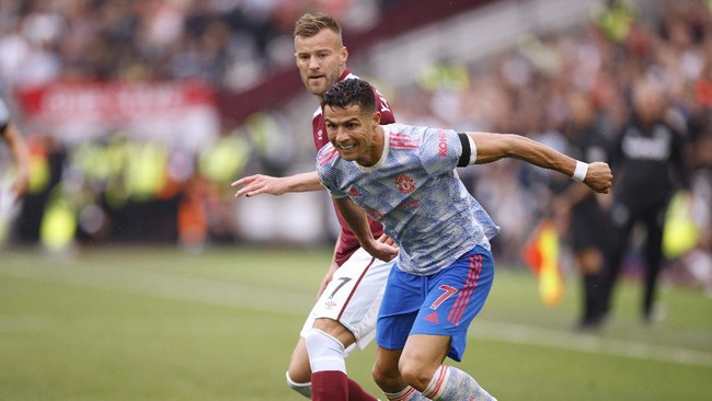 Cristiano Ronaldo menunjukkan ketajaman di Manchester United dengan gol-gol di muka gawang yang diidentikkan dengan 'bola nemu'.