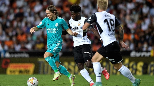Real Madrid menang atas Valencia berkat gol yang diciptakan pada menit-menit akhir laga setelah sempat tertinggal pada pertengahan babak kedua.