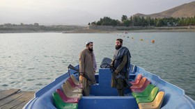 Viral Foto Taliban Main Perahu Bebek di Danau Taman Nasional