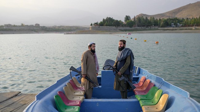 Sederet kabar meramaikan berita internasional Senin (20/9), dari anggota Taliban main perahu bebek hingga robot intelijen Israel, Mossad, bunuh ilmuwan Iran.