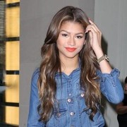 Tampil Fashionable dengan Gaya Street Style Ala Zendaya  Cocok untuk yang Suka Terlihat  Chic dan Boyish!