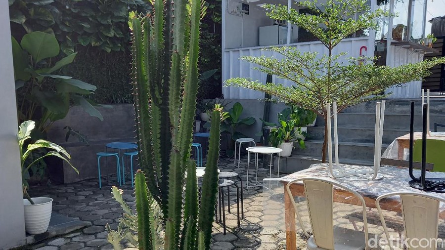 Coffeeshop bertema kebun dan tanaman &sol; kopi febi