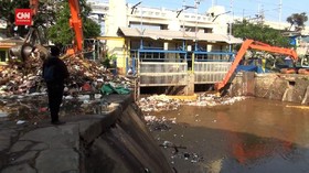 VIDEO: Gundukan Sampah Sumbat Pintu Air Manggarai
