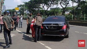 Mobil Jokowi Berhenti Saat Warga Minta Rusun Pasar Rumput
