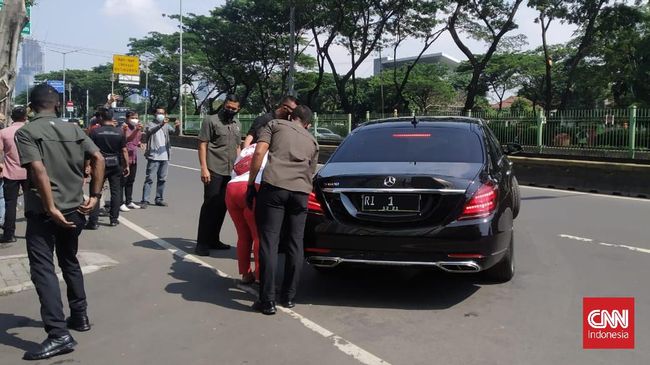 Jokowi’s car stops when residents ask for grass market flats