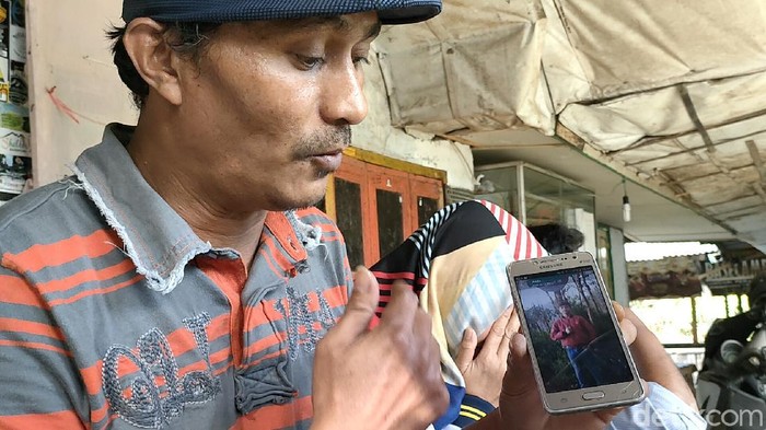 Alam memperlihatkan foto anaknya Gibran yang hilang di Gunung Guntur, Garut.