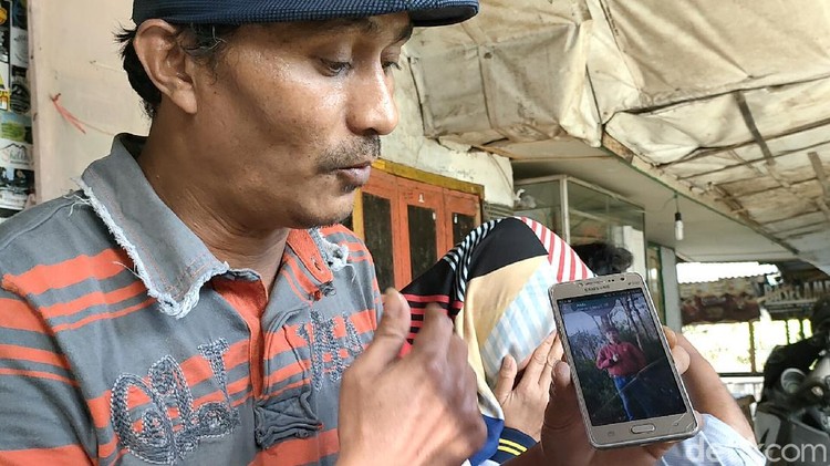 Alam memperlihatkan foto anaknya Gibran yang hilang di Gunung Guntur, Garut.