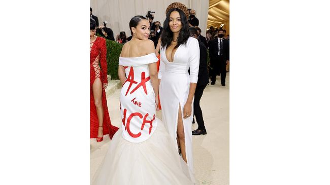 Desainer gaun AOC di Met Gala yang ikoni dengan tulisan Tax The Rich disebut-sebut sebagai orang yang suka menunggak pajak.