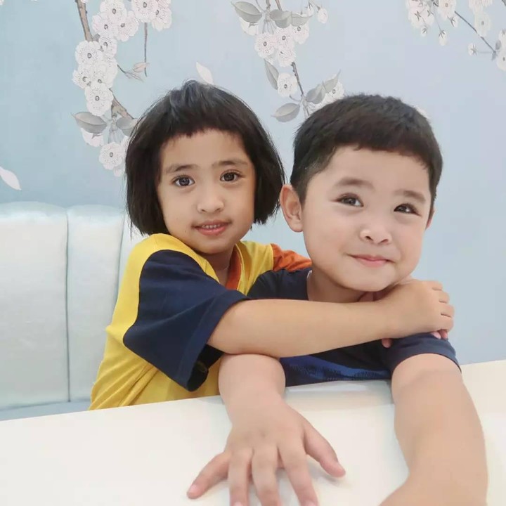 <p>Dua dari empat anak Oki Setiana Dewi, Khadeejah dan Ibrahim, sering memamerkan kekompakan mereka di Instagram. (Foto: Instagram @khadeejah_faatimah_abdullah)</p>