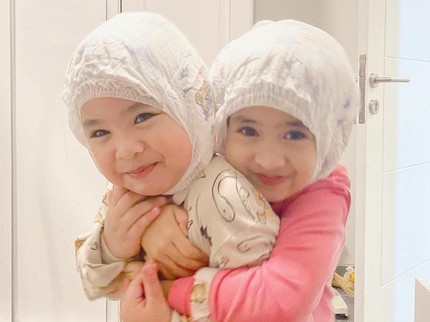 Gemas! 7 Potret Dua Anak Oki Setiana Dewi Pakai Popok di Kepala