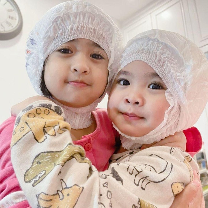 <p>Belum lama ini, keduanya tertangkap basah tengah bermain dengan popok bayi. Kakak beradik ini kompak mengenakan popok bayi di kepala, Bunda. Bikin gemas ya? (Foto: Instagram @okisetianadewi)</p>