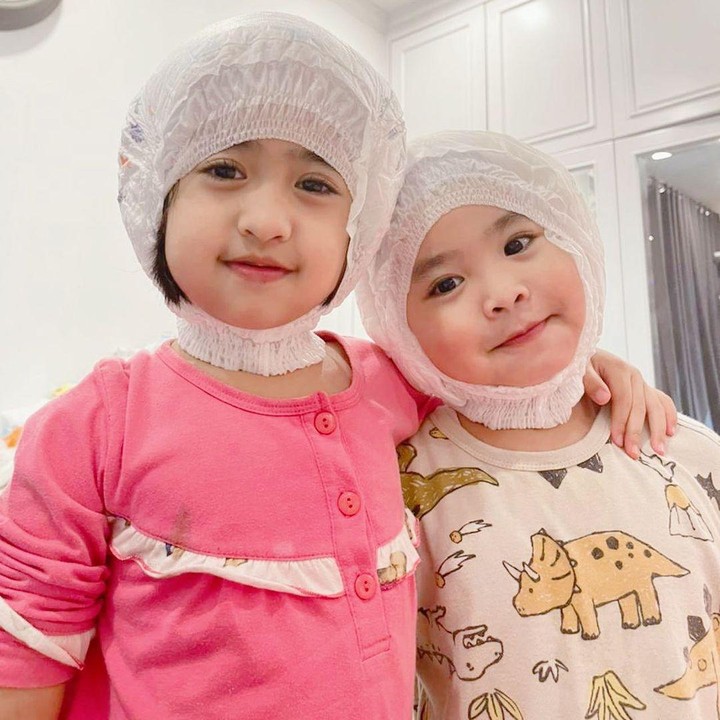 <p>Khadeejah dan Ibrahim begitu akrab berpose di depan kamera dengan popok di kepala masing-masing. Ekspresinya itu lho... (Foto: Instagram @okisetianadewi)</p>