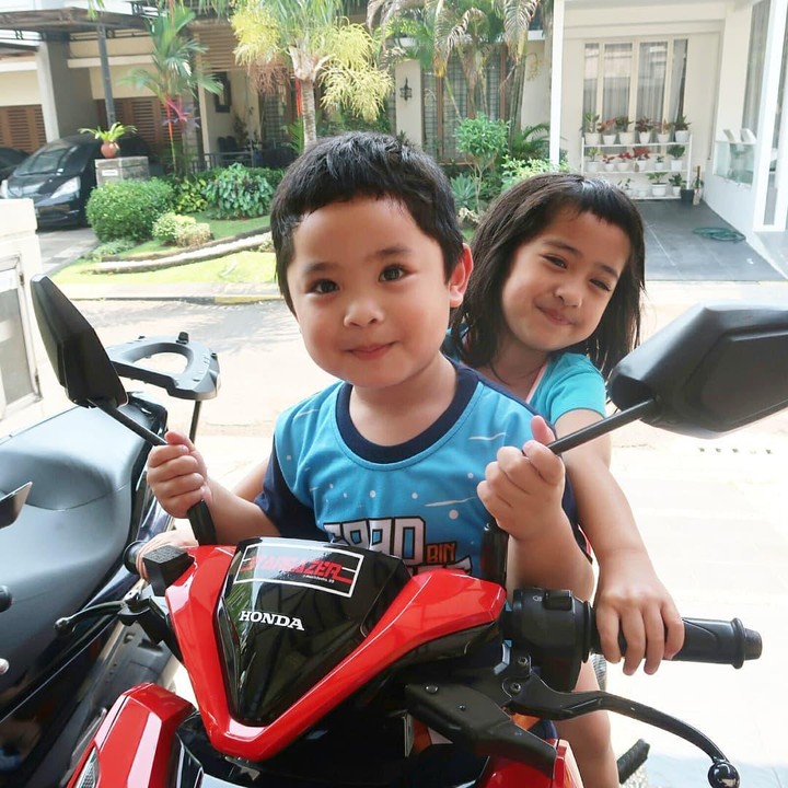 <p>Usia Khadeejah dan Ibrahim hanya terpaut setahun. Jadi, enggak heran kalau keduanya sering enggak akur tapi bisa kompak banget kalau lagi main bareng. (Foto: Instagram @khadeejah_faatimah_abdullah)</p>
