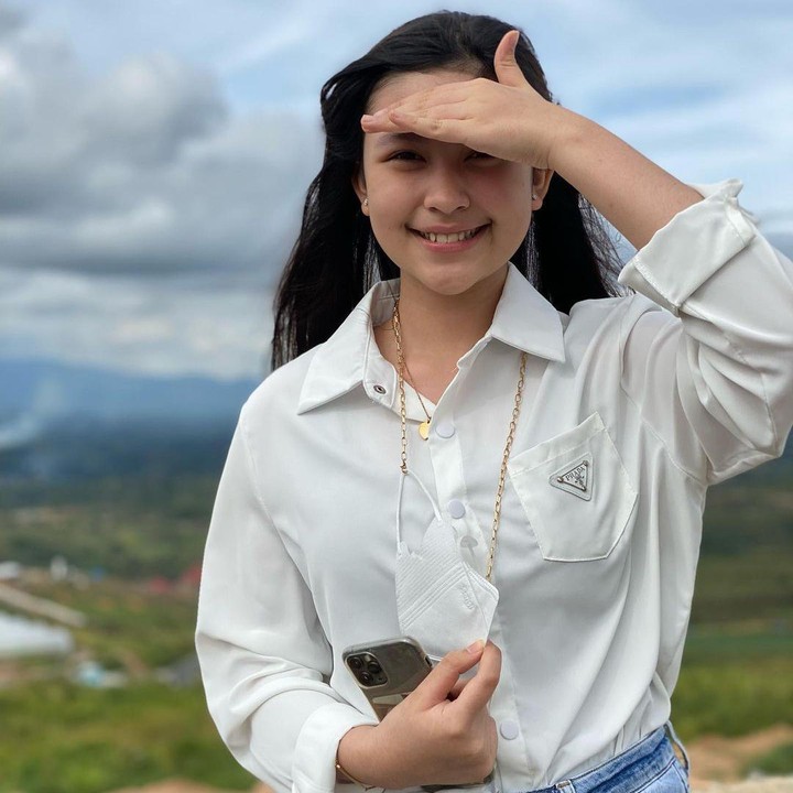 <p>Pasangan selebriti Sultan Djorghi dan Annisa Trihapsari menjadi orang tua yang bangga bagi putrinya yaitu Aquene Aziz Djorghi yang sudah beranjak dewasa. (Foto: Instagram @djorghisultan)</p>