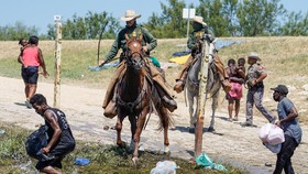 Petugas AS Setop Pakai Kuda Usir Imigran Haiti