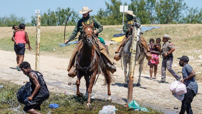 Petugas AS Setop Pakai Kuda Usir Imigran Haiti Keputusan menghentikan penggunaan kuda setelah foto-foto petugas Patroli Perbatasan menunggang kuda mencegah para imigran menyeberang ke AS dari Meksiko.