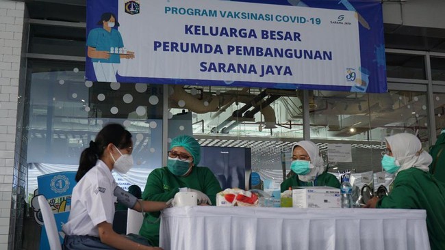 Pemerintah Provinsi DKI Jakarta menargetkan dan terus menggalakkan program percepatan vaksinasi bagi 7,5 juta warga DKI Jakarta sejak akhir bulan Agustus 2021