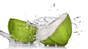 7 MANFAAT TAK TERDUGA MINUM AIR KELAPA UNTUK BUNDA MENYUSUI