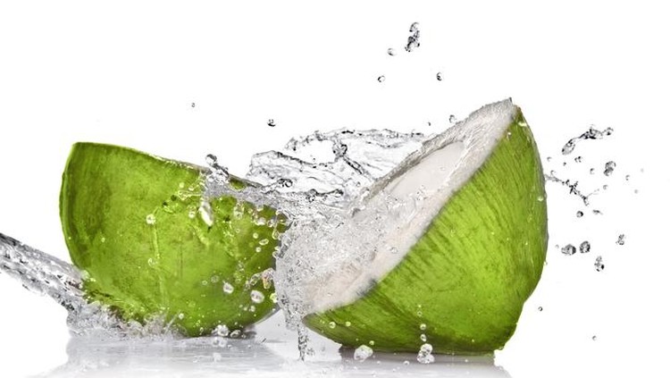 Bolehkah Minum Air Kelapa Setelah Suntik Vaksin Covid-19?