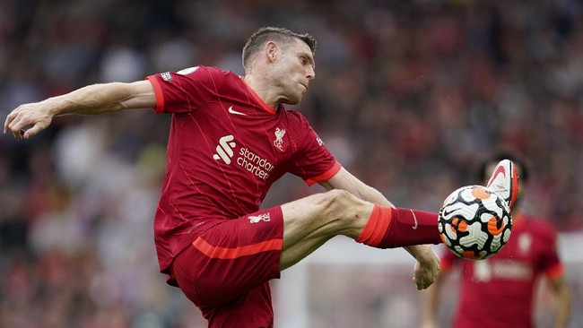 Gelandang senior Liverpool James Milner disebut setara dengan Cristiano Ronaldo sebagai pemain yang bersinar bersama Manchester United pada musim ini.
