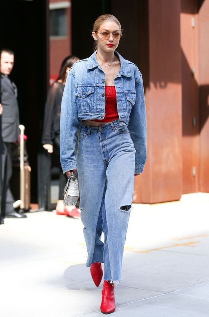 Denim on denim memang tak pernah salah. Gaya ini adalah solusi ketika kamu sedang terburu-buru atau sedang ingin memakai warna cerah. (Pinterest.com)