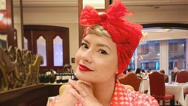 img-title Profil Claudia Adinda Istri Derby Romero yang Bekerja Sebagai Model