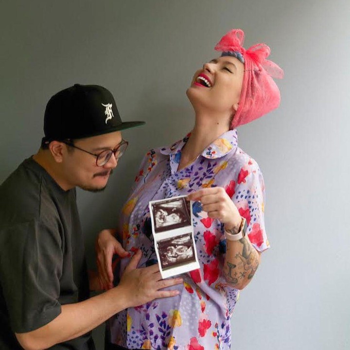 <p>Kebahagiaan mereka begitu terpancar saat mengumumkan kehamilan karena mereka telah menantikan momongan selama 4 tahun. Untuk Bunda ketahui, mereka menikah pada Oktober 2017 lalu. (Foto: Instagram @miss_adinda_mae)</p>