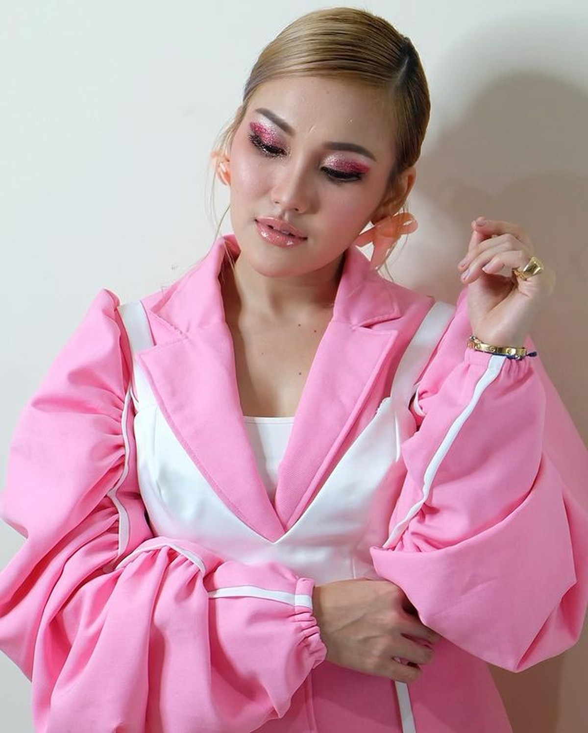 Penampilan Ayu Ting Ting memakai outfit pink ala idol K-Pop Korea tuai pujian&period; Yuk kita intip potretnya&excl;