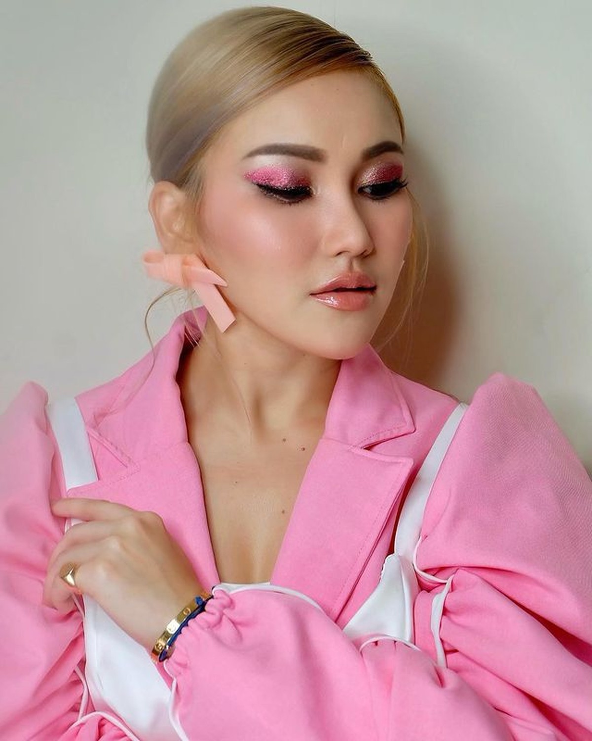 Penampilan Ayu Ting Ting memakai outfit pink ala idol K-Pop Korea tuai pujian&period; Yuk kita intip potretnya&excl;