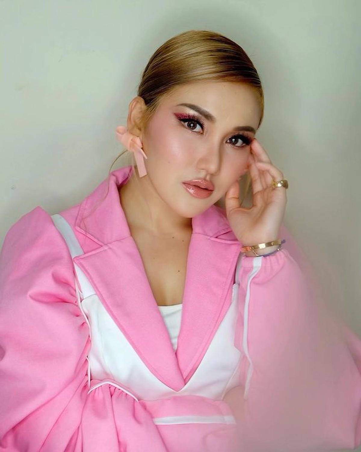Penampilan Ayu Ting Ting memakai outfit pink ala idol K-Pop Korea tuai pujian&period; Yuk kita intip potretnya&excl;