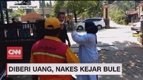 VIDEO: Diberi Uang, Nakes Kejar Bule